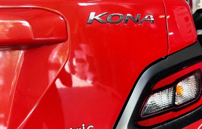 Zbliżenie tylnego logo Hyundai Kona Electric — czerwony samochód elektryczny w serwisie Bosch Car Service Przybyłowicz w Rzeszowie.