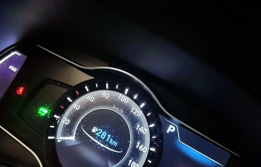 Cyfrowy zegar Hyundai Kona Electric z wskaźnikiem stanu naładowania (CHARGE/PWR) i zasięgiem 281 km — przegląd auta elektrycznego w Rzeszowie.