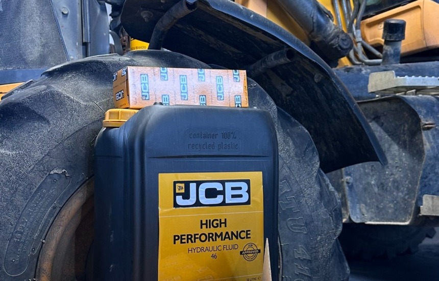 Koparko-ładowarka JCB 3CX podczas przeglądu w serwisie maszyn budowlanych w Rzeszowie.